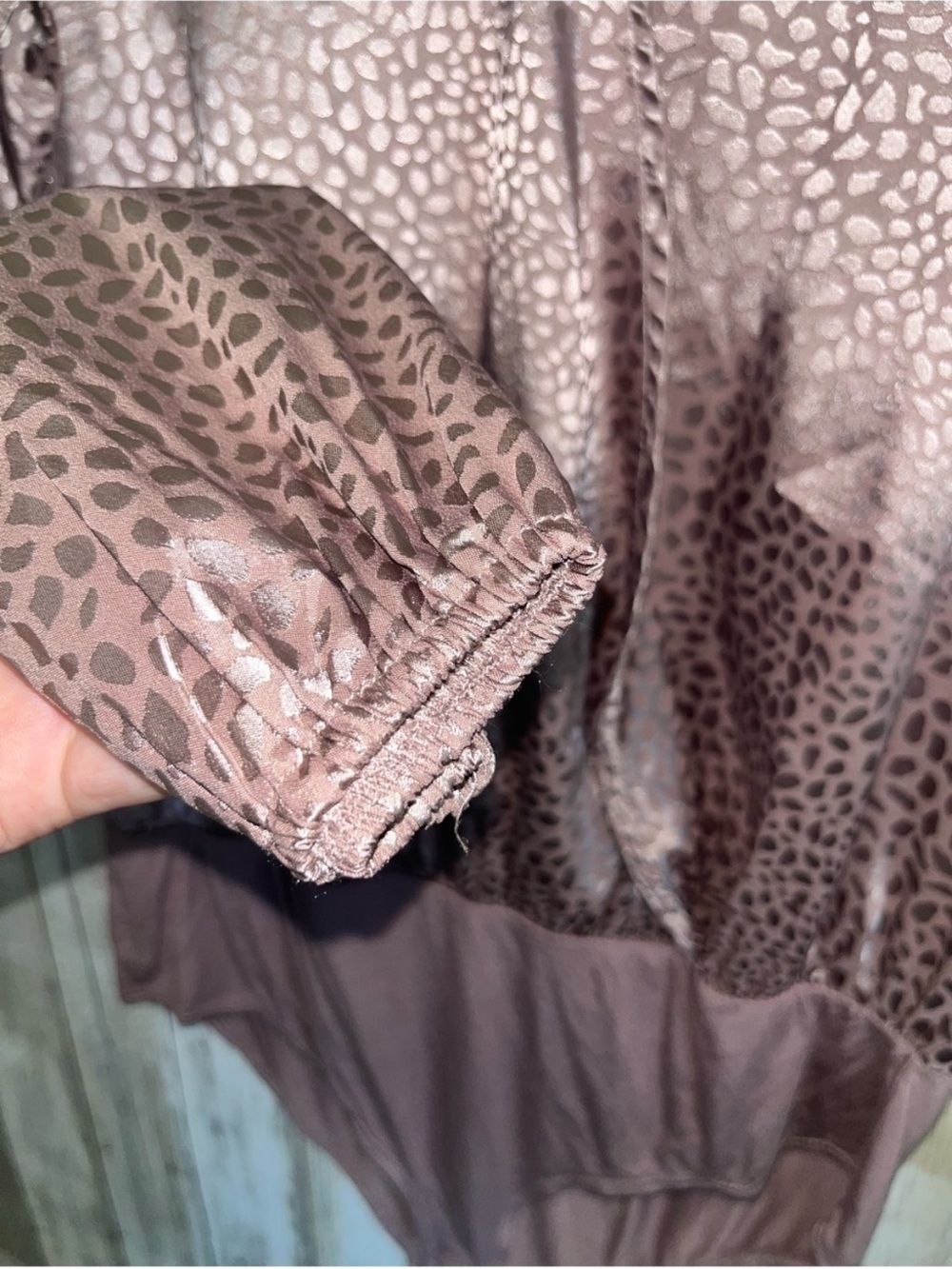 Jodifl Satin Animal Print Bodysuit Medium Long Sleeve Surplice V Neck Taupe Blou - Picture 3 of 6